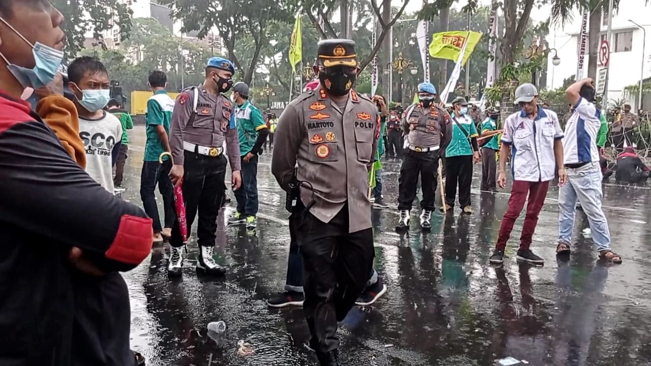 Kompak ! Kapolrestabes dan Wakapolrestabes Surabaya Setia Dampingi Buruh Di Tengah Hujan Deras