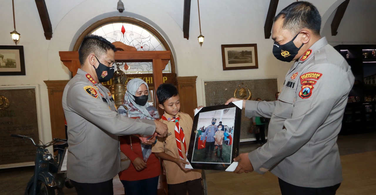 Kapolrestabes Surabaya Dukung Cita-Cita Aesar Anak Kelas 6 SD yang Ingin Jadi Polisi