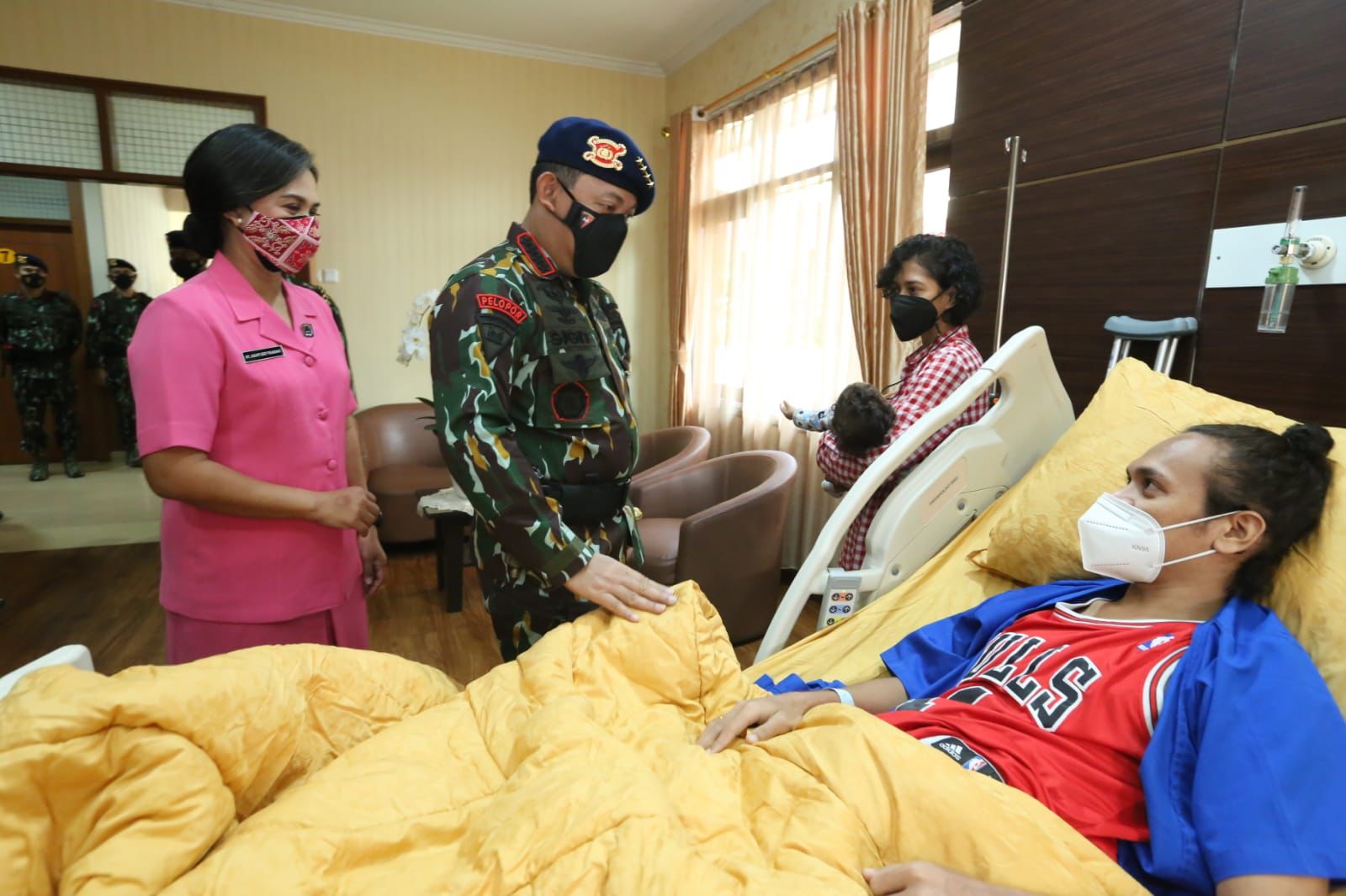 HUT ke-76 Brimob, Kapolri Jenguk Anggota Yang Tertembak KKB
