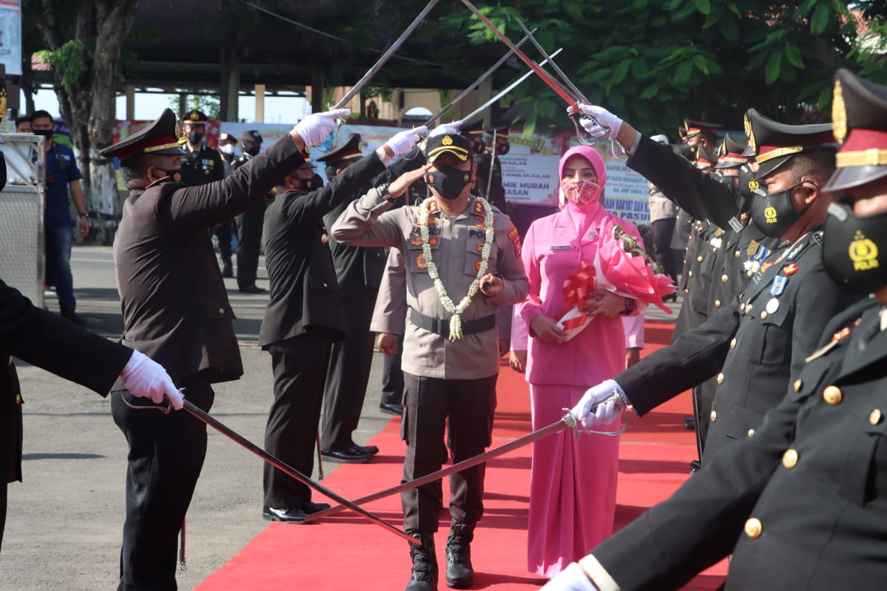 Pergantian Kapolres Pasuruan Kota Dihiasi Farewell Parade