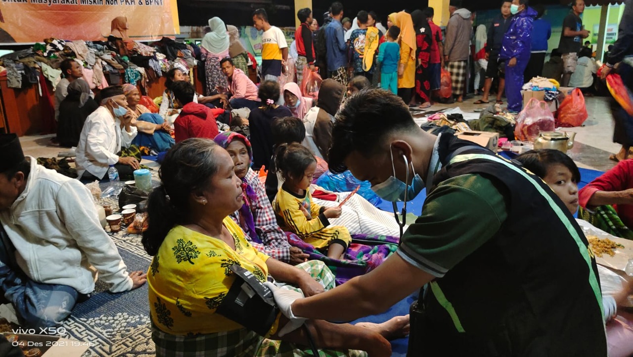 Polres Lumajang Bersama RS. Bhayangkara Kerahkan personel Kedokteran dan Kesehatan (Dokkes) Bantu Korban Erupsi Semeru