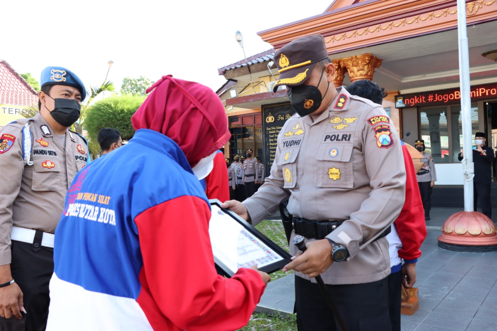 Kapolres Blitar Kota Beri Penghargaan Delapan Atlet Pencak Silat 'Piala Kapolda Jatim'