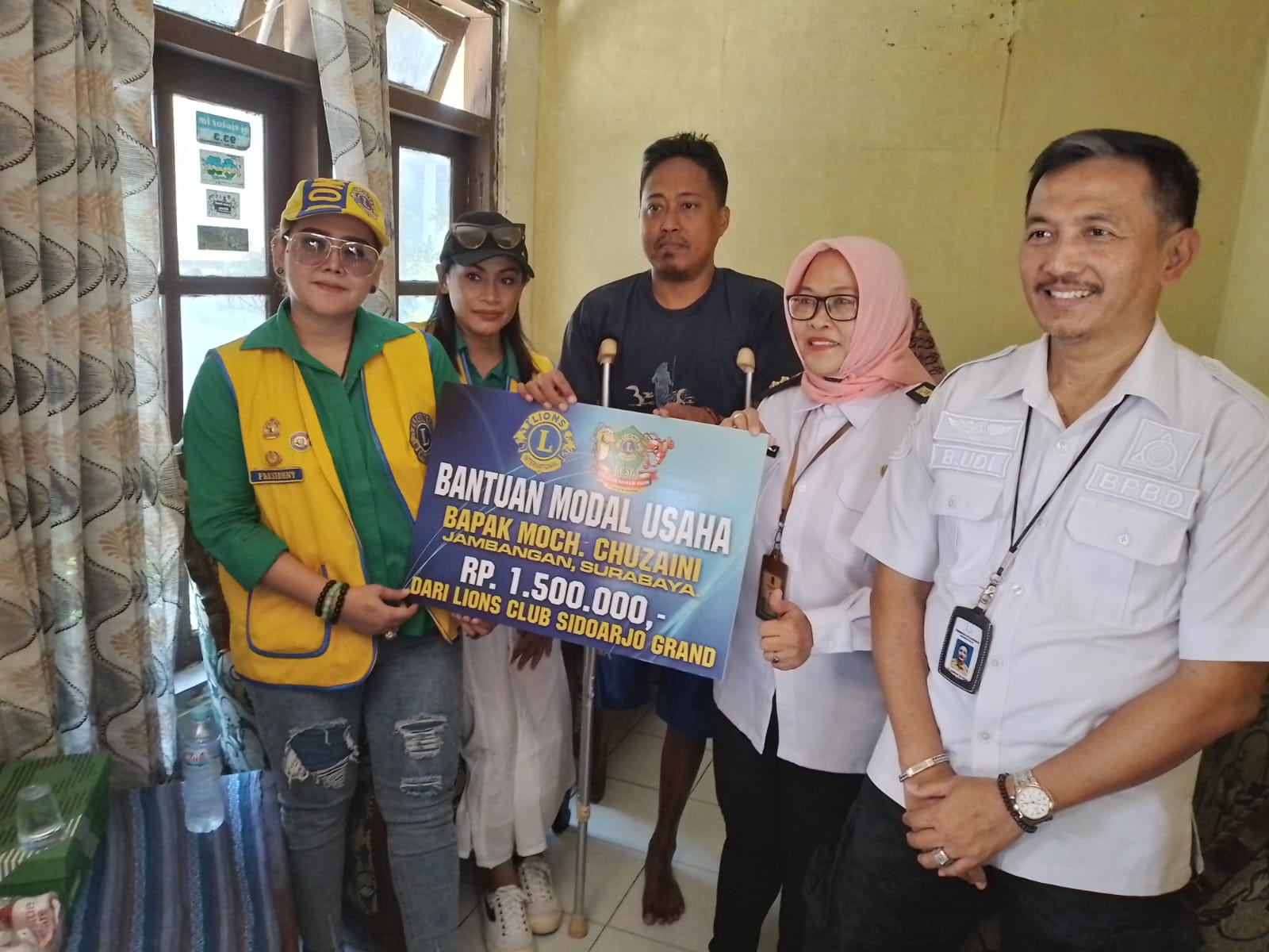 Lions Club Sidoarjo Grand Serahkan Bantuan Modal Usaha untuk Moch Chuzaini Warga Pagesangan