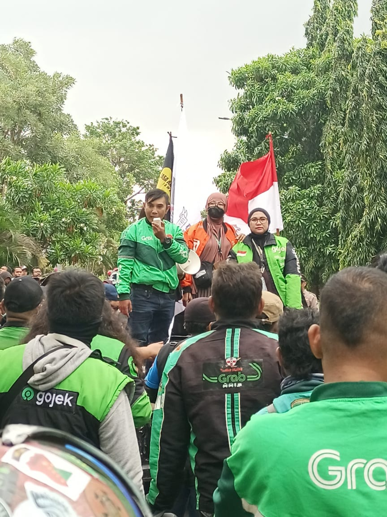 Ilustrasi foto saat aksi demo driver online di Surabaya. PDOI Jatim sendiri menyambut baik himbauan Menaker terkait THR untuk Ojol.