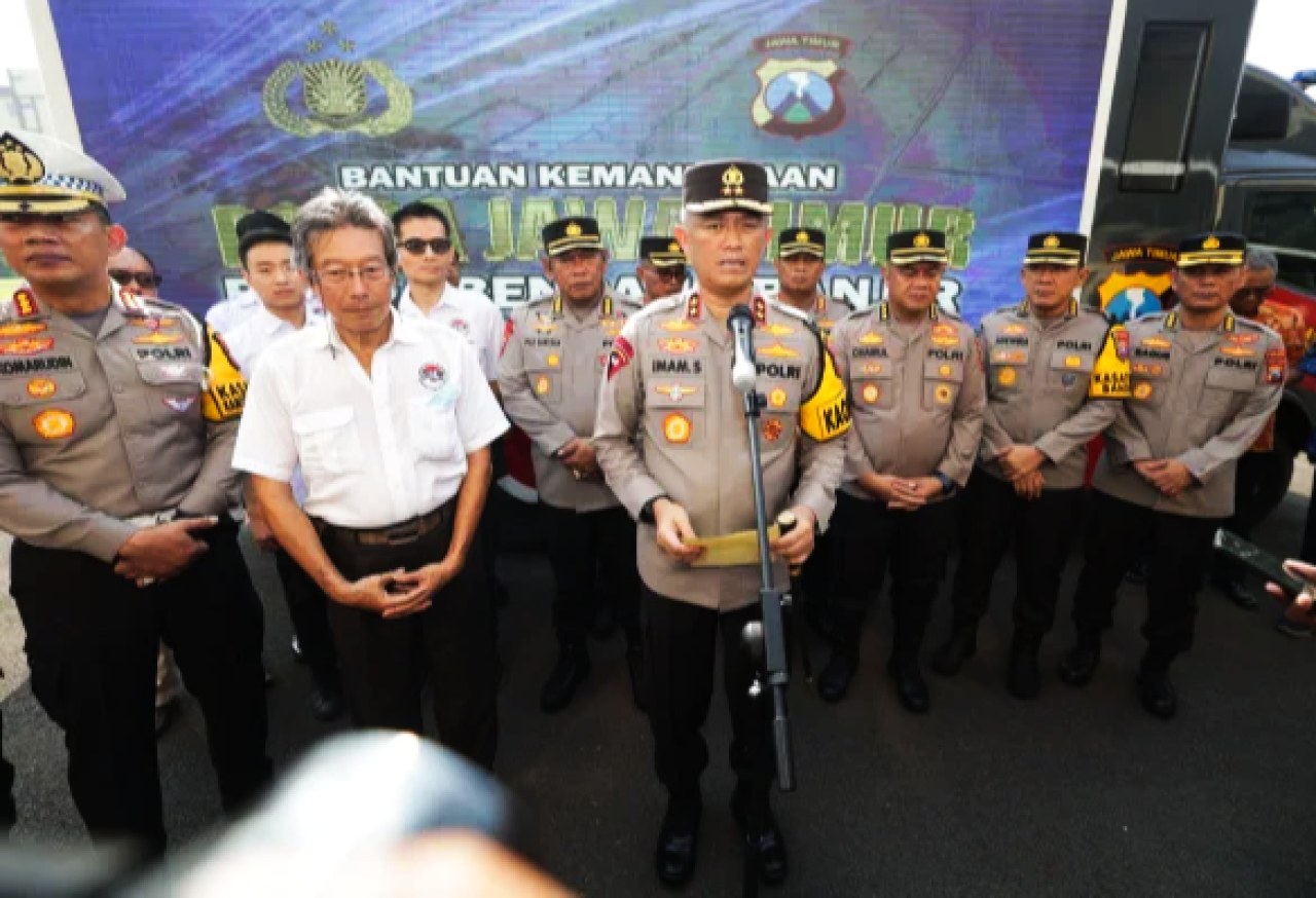 Lepas 50.789 Paket Bantuan Kemanusiaan Korban Banjir di Jawa Tengah, Kapolda Jatim : Semoga Dapat Membantu 