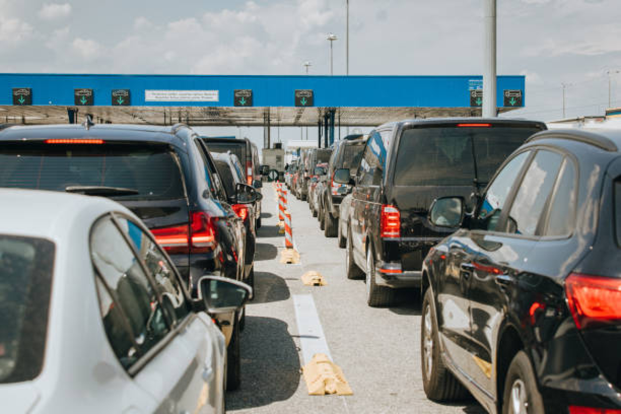 Foto ilustrasi kondisi antrian panjang di pintu Tol saat puncak arus mudik .