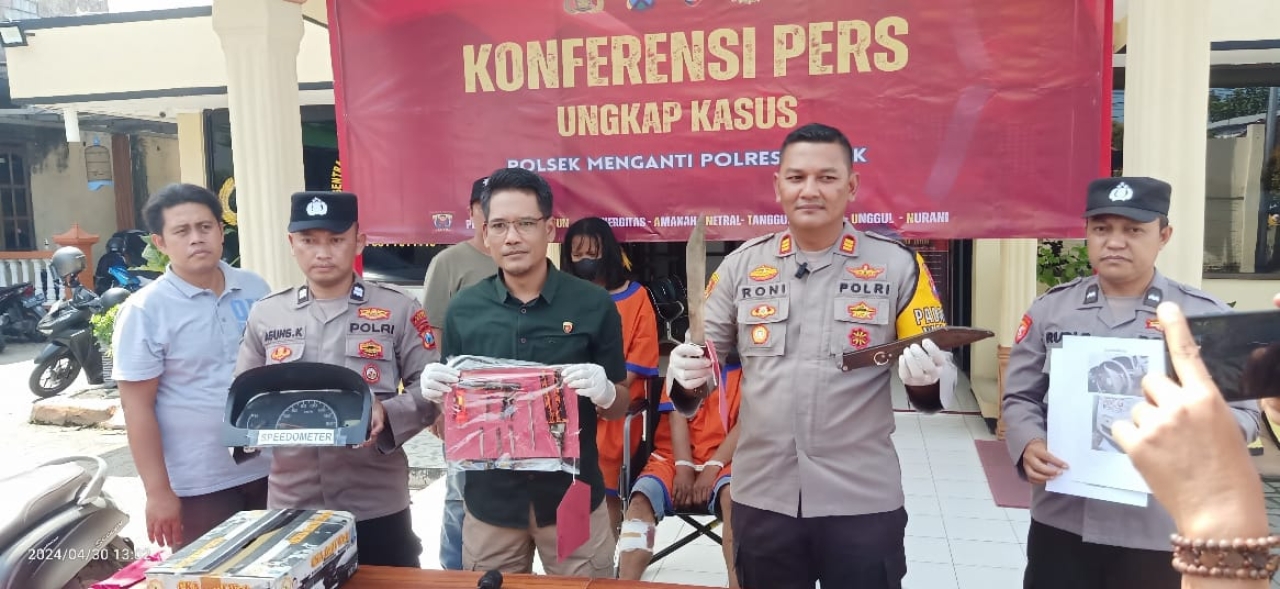 Kapolsek Menganti, AKP Roni Ismullah saat memimpin Press Conference di halaman Mapolsek Menganti, Gresik.