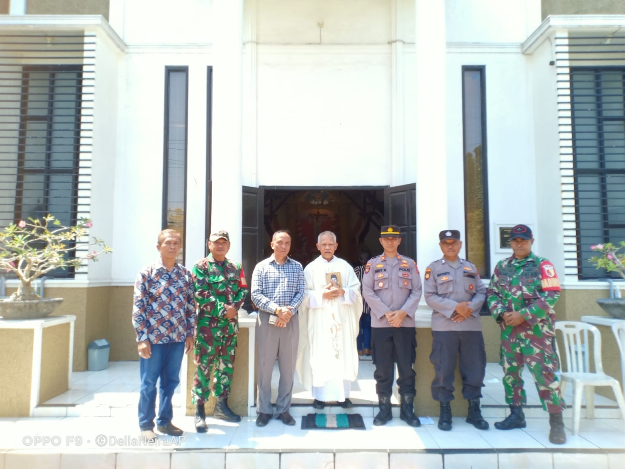 Berikan Rasa Aman, Babinsa Dan Bhabinkamtibnas Kamal Laksanakan Pengamanan Ibadah Di Gereja