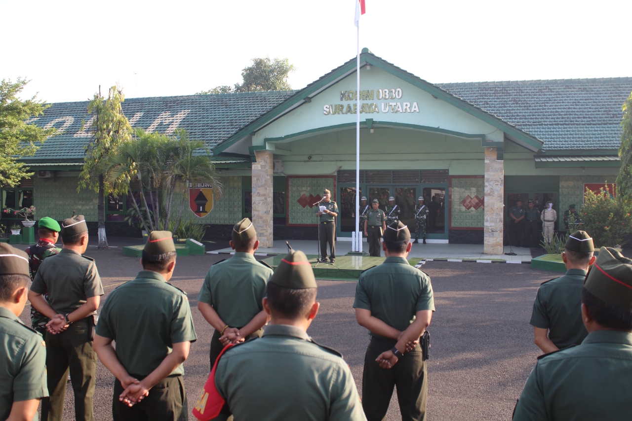 Kepala Staf Kodim 0830/Surabaya Utara Letkol Inf Djarno Djumadi, S.Pd. mewakili Komandan Kodim pimpin pelaksanaan upacara Bendera 17-an di bulan Juni 2024, Rabu (19/6).