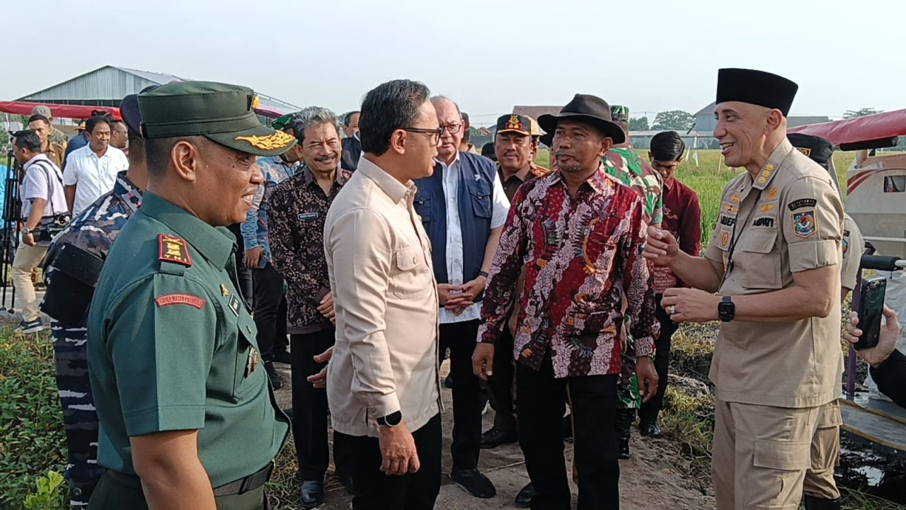 Menteri Pertanian, Andi Amran Sulaiman, M.P saat didampingi Dandim 0829/Bangkalan, Letkol Inf Nanang Fahrur Rozi, S.Pd