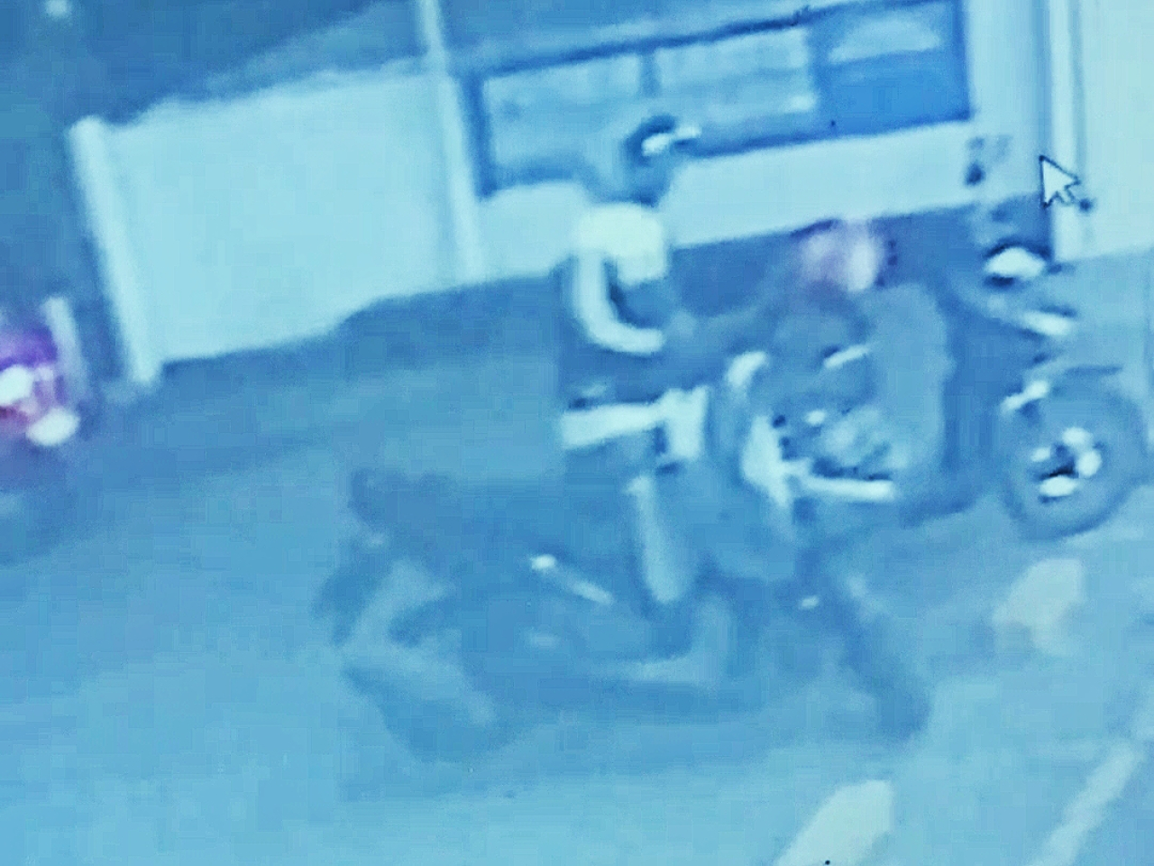 Makin Beringas, Curanmor di Surabaya Beraksi Dalam Hitungan Detik di Parkiran Swalayan