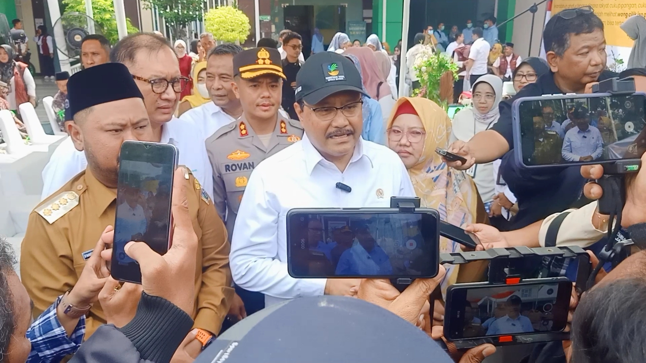 Gus Ipul Bagikan CKG Kado Ulang Tahun dari Presiden Prabowo kepada Lansia