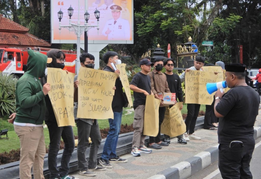 Warunk WOW KWB Malang di demo puluhan mahasiswa.
