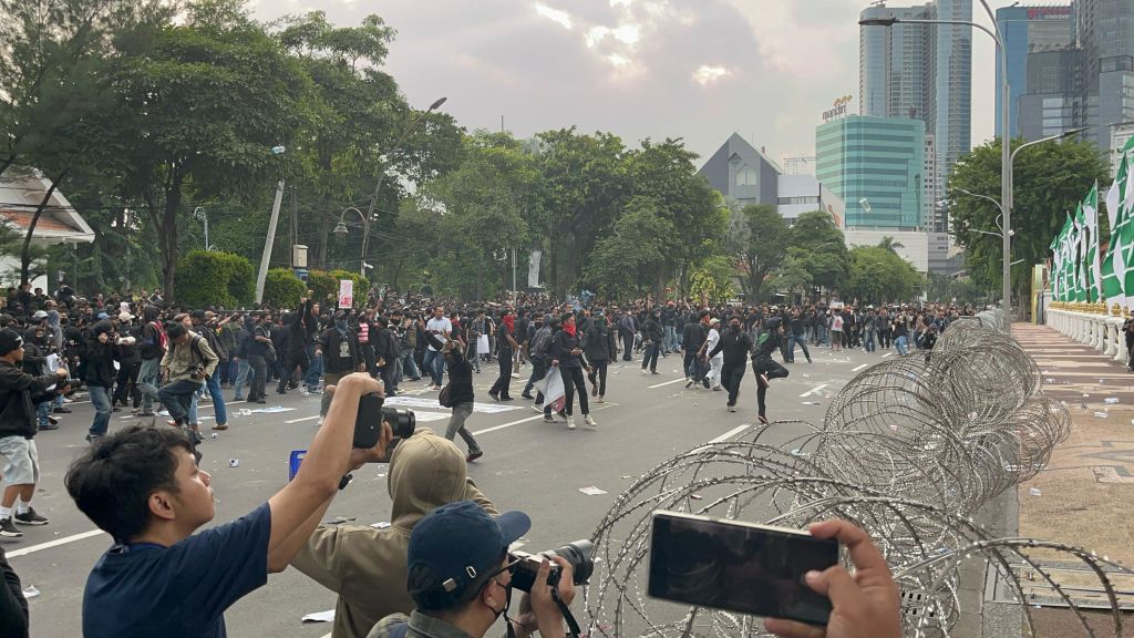 Polisi Intimidasi Dua Wartawan Saat Liputan Aksi Tolak Revisi UU TNI, AWS Kecam Keras