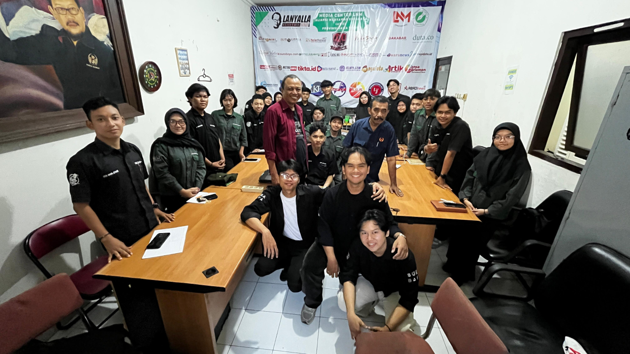 KFAK mengajak Siswa-siswi magang saat berkunjung di kantor AWS, mengenal dunia Jurnalistik sebagai wawasan kesiapan menghadapi dunia nyata (Foto: Dok istimewa/ AWS)