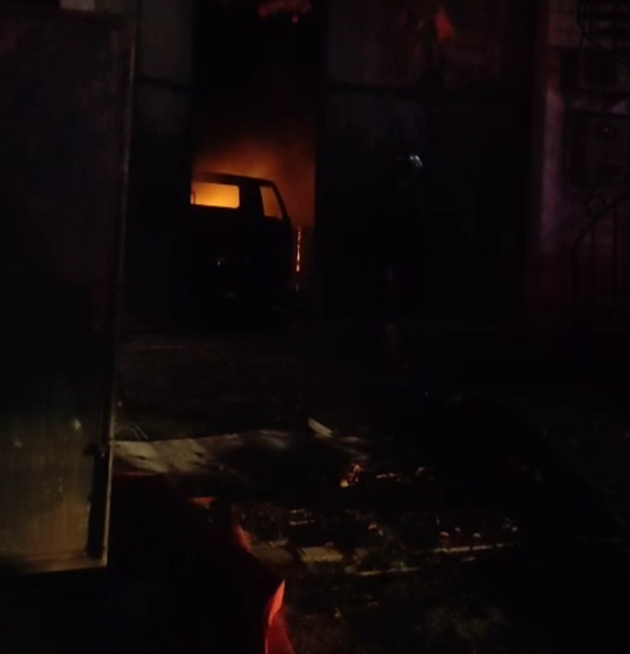 Gudang bahan kimia Tiner habis di lahap sijago merah di kawasan Pergudangan Sinar Gedangan Blok G28 (Foto: Dok tangkap layar)