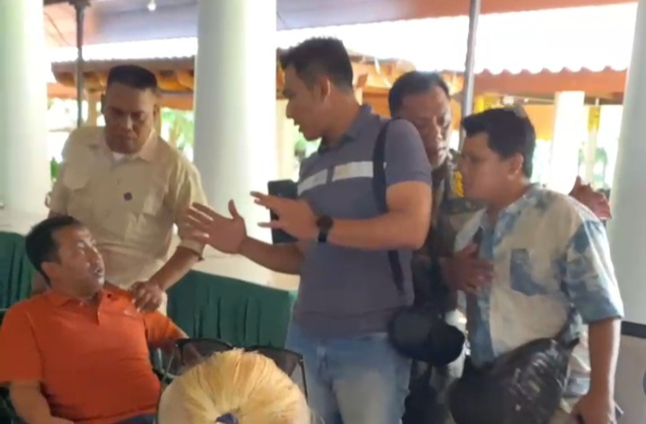 Intimidasi Wartawan (kaos orange) oleh sejumlah diduga pengamanan tidak resmi di Pendopo Kabupaten Sidoarjo (Foto: Dok tangkapan layar/ okejatim.com/hendro)