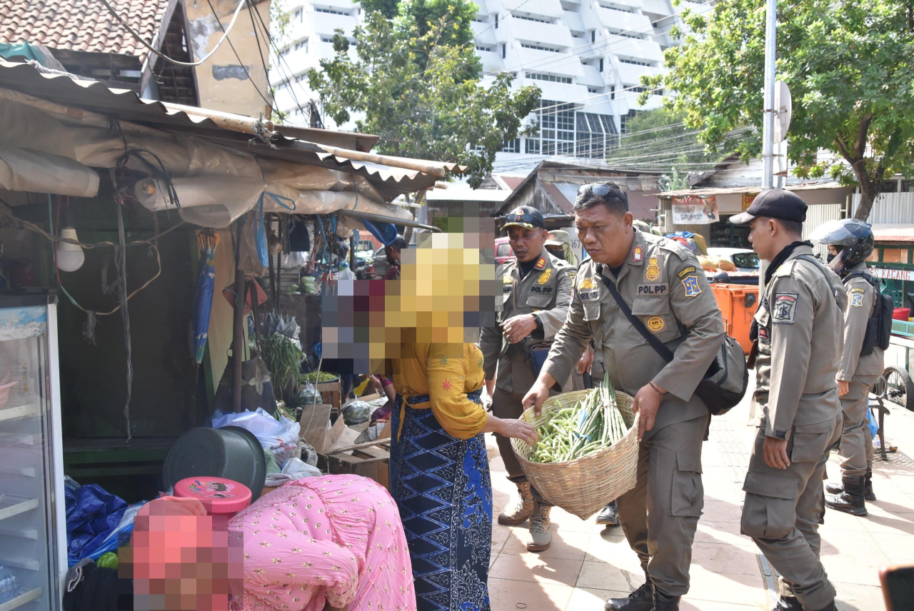 Satpol PP Surabaya Tertibkan Pedagang di Trotoar Pasar Keputran