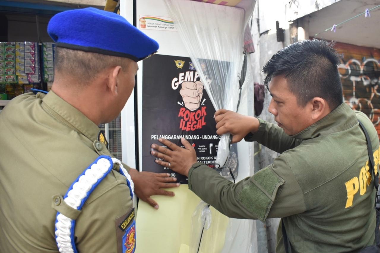 Satpol PP dan Bea Cukai Sidoarjo Sita Puluhan Bungkus Rokok Ilegal di Surabaya Timur