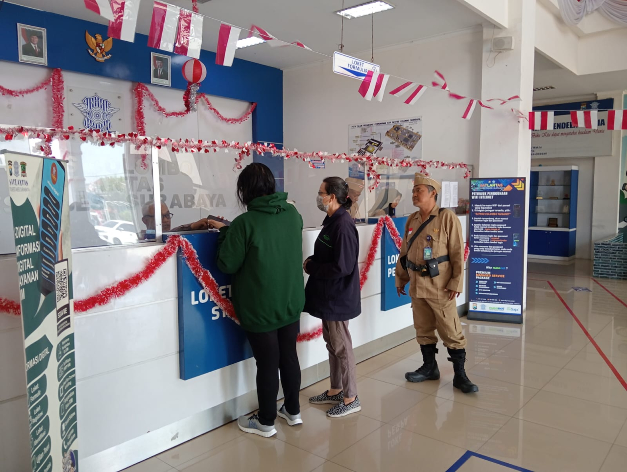 Jelang Hari Kemerdekaan RI ke-80, Petugas Pelayanan Satpas SIM Colombo Berbaju Veteran