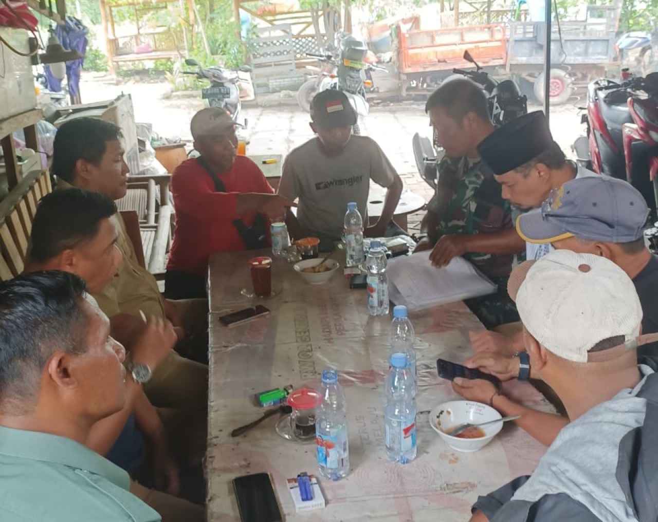 Aparatur wilayah di kelurahan Genting Kalianak mengunjungi lahan tanah yang berada di Wisata Banyu Kalen di kecamatan Asemrowo Surabaya (Foto: Dok okejatim)