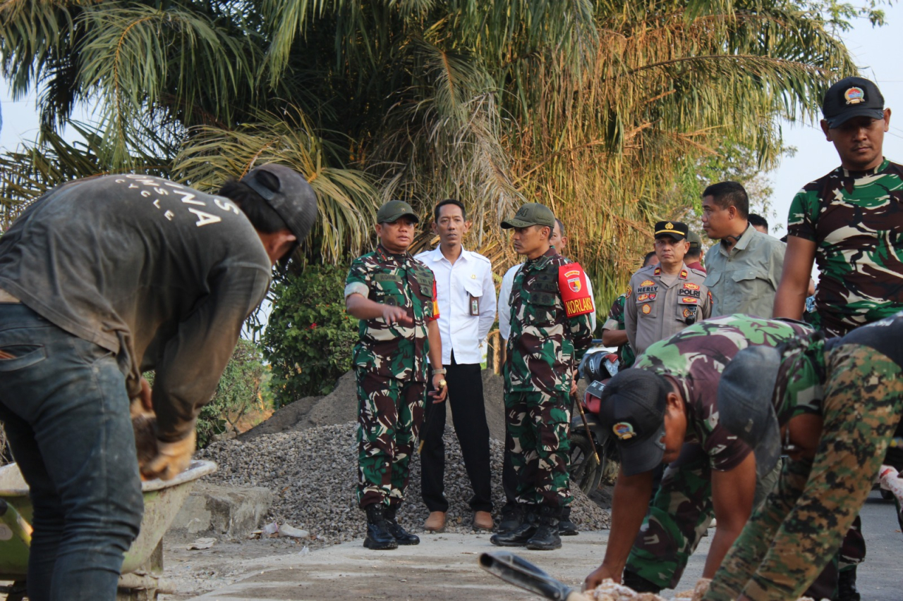 Danrem 084/Bhaskara Jaya Tinjau Percepatan Program Karya Bakti TNI AD di Bangkalan